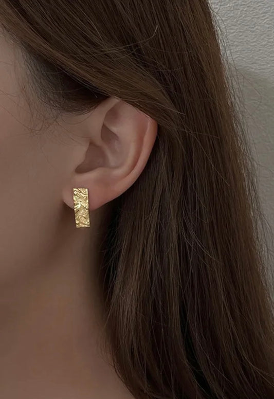 𝙷𝙰𝙼𝙼𝙴𝚁𝙴𝙳 - 925 𝚂𝚝𝚎𝚛𝚕𝚒𝚗𝚐 𝚂𝚒𝚕𝚟𝚎𝚛 𝙶𝚘𝚕𝚍